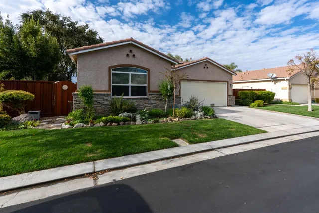 $379,999 | 805 El Tesoro Lane, Los Banos, CA 93635