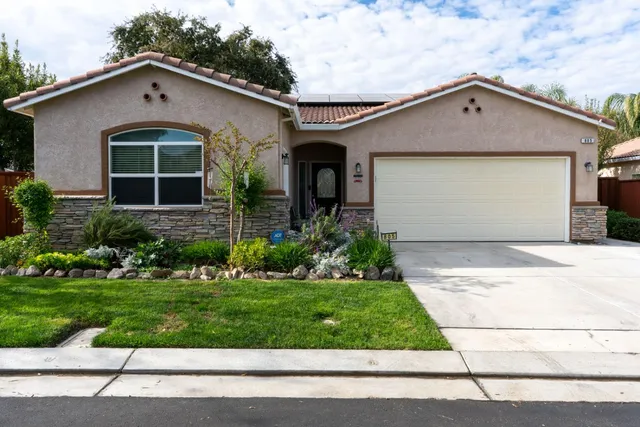 $379,999 | 805 El Tesoro Lane, Los Banos, CA 93635