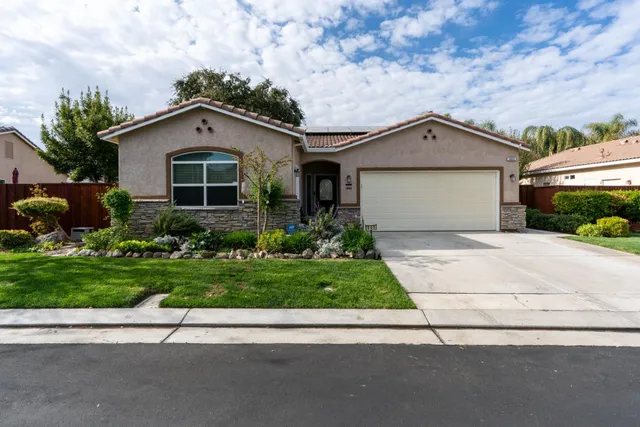 $379,999 | 805 El Tesoro Lane, Los Banos, CA 93635