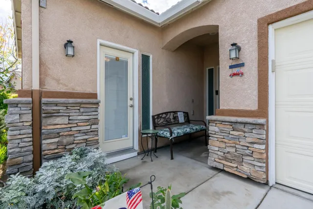 $379,999 | 805 El Tesoro Lane, Los Banos, CA 93635