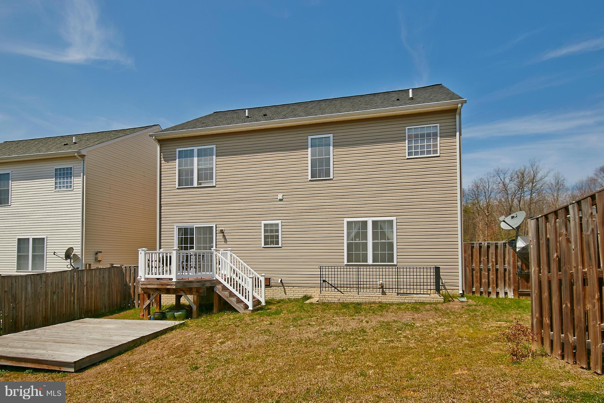 4 Yosemite Ridge Court Stafford, VA 22554 - Photo 25 of 26 a backyard of a house with table and chairs