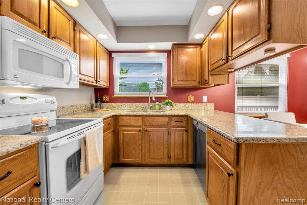 41895 Park Ridge Road Novi, MI 48375 - Photo 7 of 38