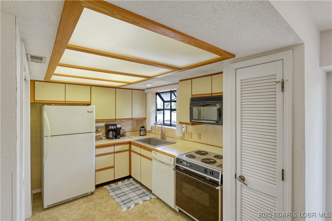 24 East Casa Del Rio, Unit 693 Lake Ozark, MO 65049 - Photo 11 of 30 Kitchen with nice pantry.