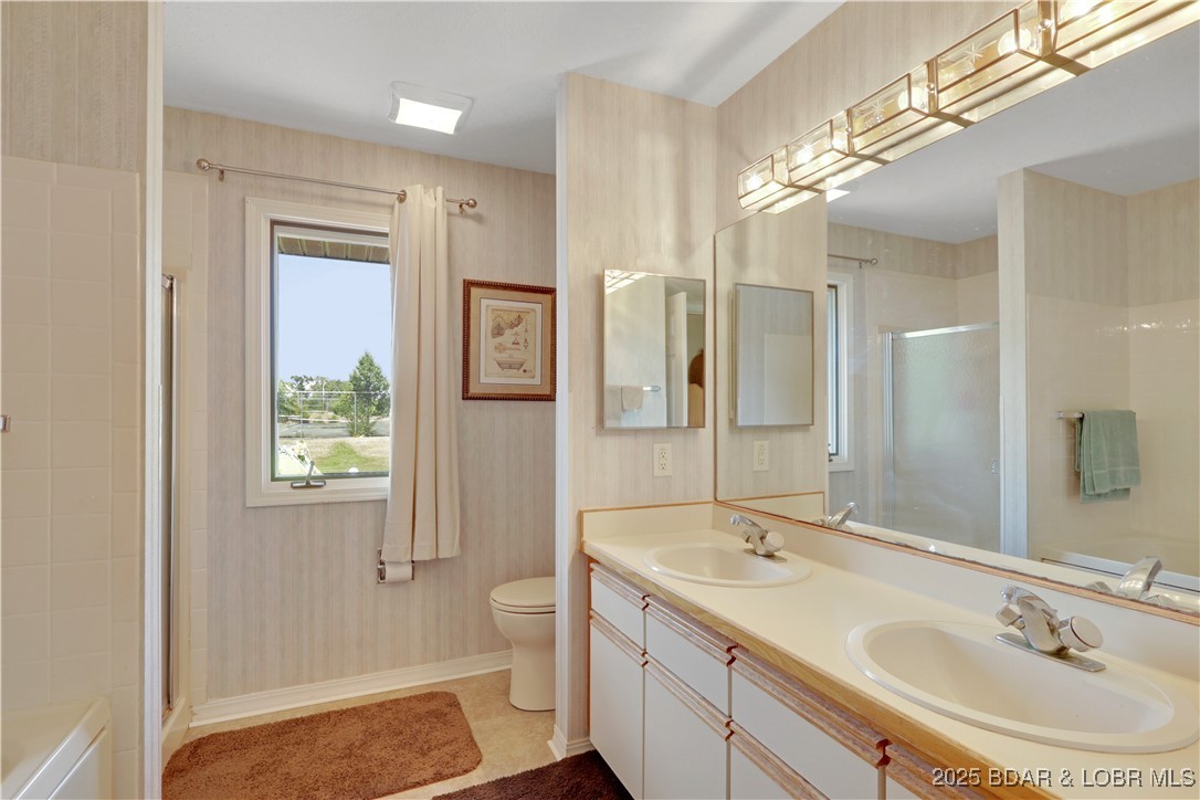 24 East Casa Del Rio, Unit 693 Lake Ozark, MO 65049 - Photo 19 of 30 Bathroom with double vanity.