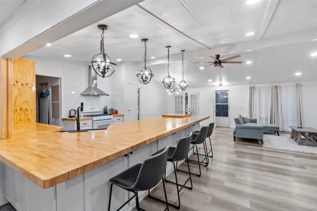 a large kitchen with kitchen island a large island in it