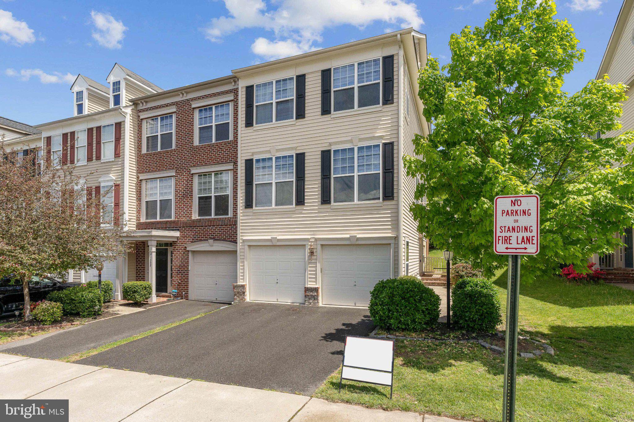 11896 Benton Lake Road Bristow, VA 20136 - Photo 2 of 27 Charming townhouse with modern appeal.