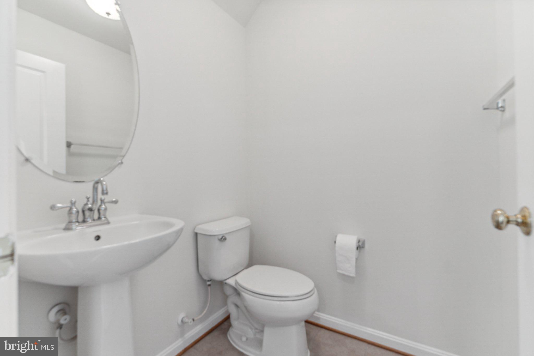 11896 Benton Lake Road Bristow, VA 20136 - Photo 5 of 27 Bright and airy half bath retreat.