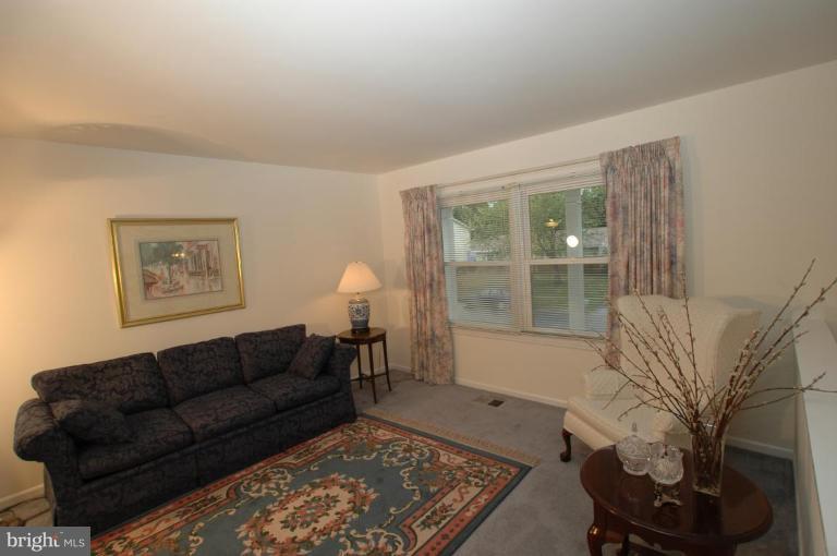 704 North York Road Sterling, VA 20164 - Photo 2 of 12 Living Room