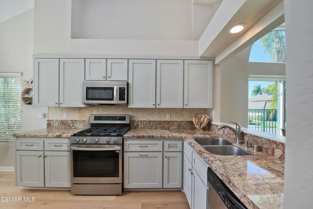 65 Iron Ridge Lane Simi Valley, CA 93065 - Photo 11 of 33