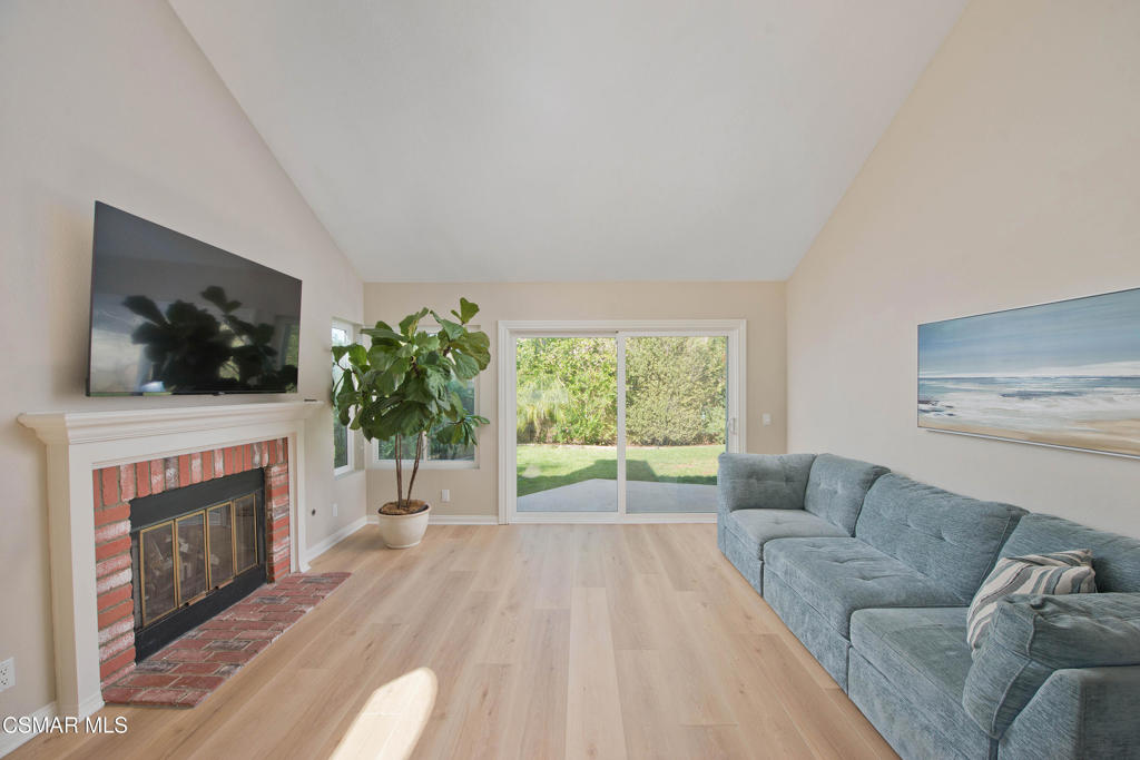 65 Iron Ridge Lane Simi Valley, CA 93065 - Photo 7 of 33