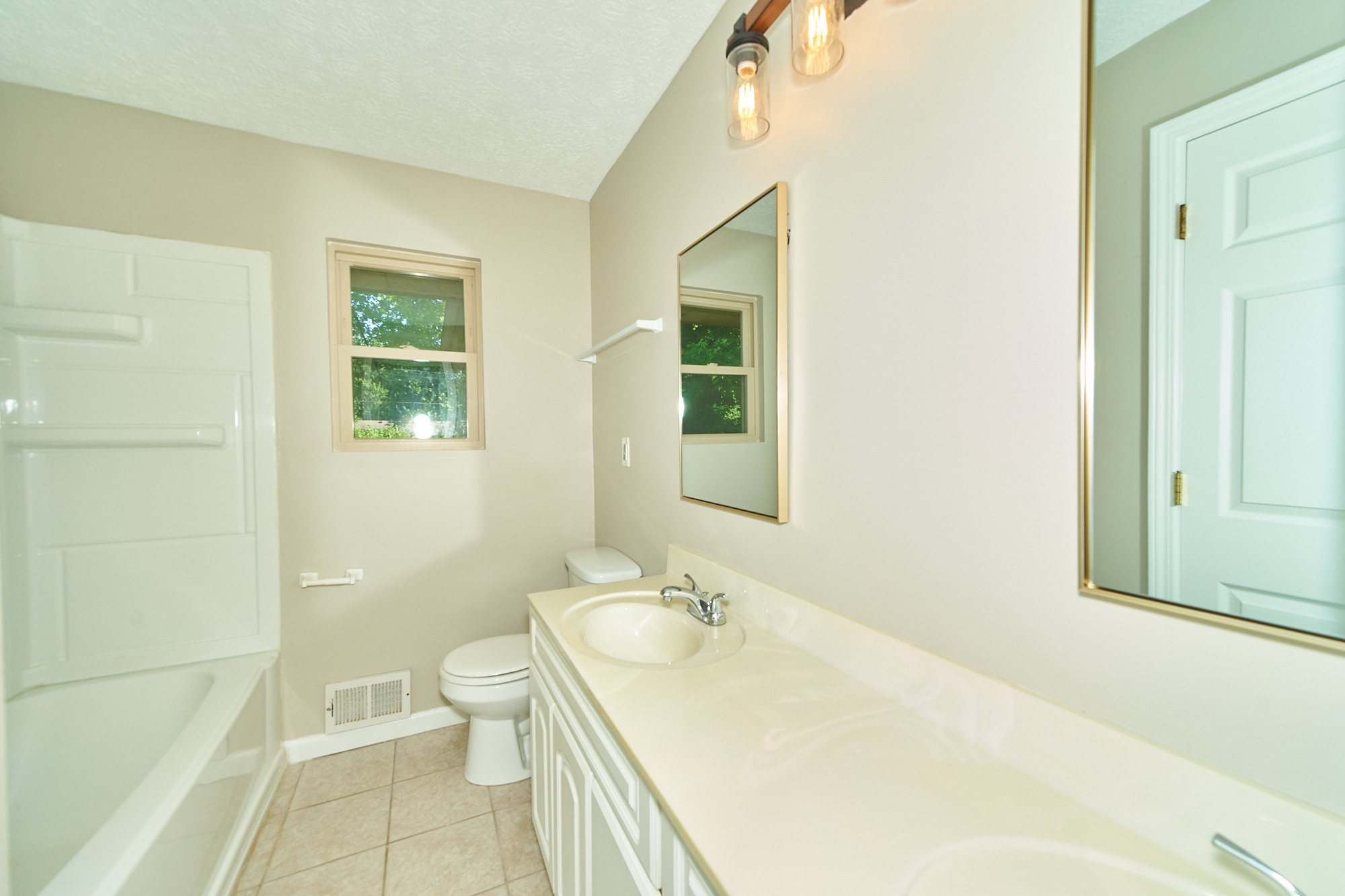 4526 Radnor Road Indianapolis, IN 46226 - Photo 12 of 26 Gallery Image 12