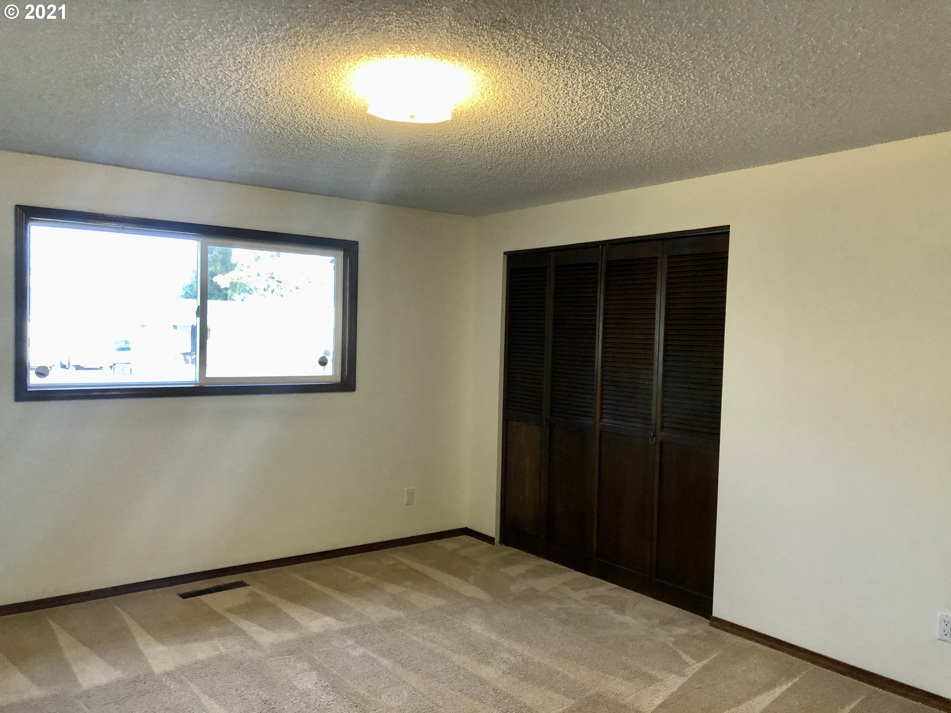 4520 Southwest Olson Avenue Pendleton, OR 97801 - Photo 18 of 22 an empty room with window