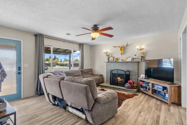 $449,999 | 692 Cloverland Way, Oakdale, CA 95361