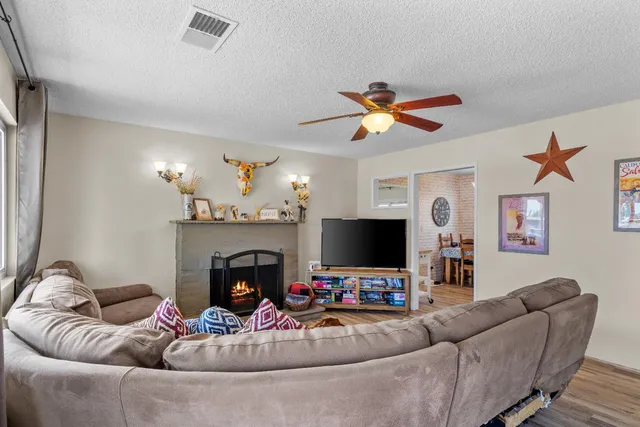 $449,999 | 692 Cloverland Way, Oakdale, CA 95361