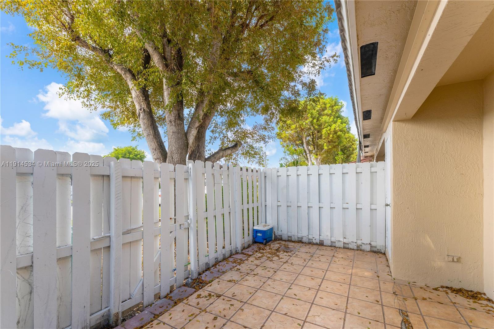 6350 Southwest 139th Avenue Miami, FL 33183 - Photo 24 of 37 a view of backyard with white fence