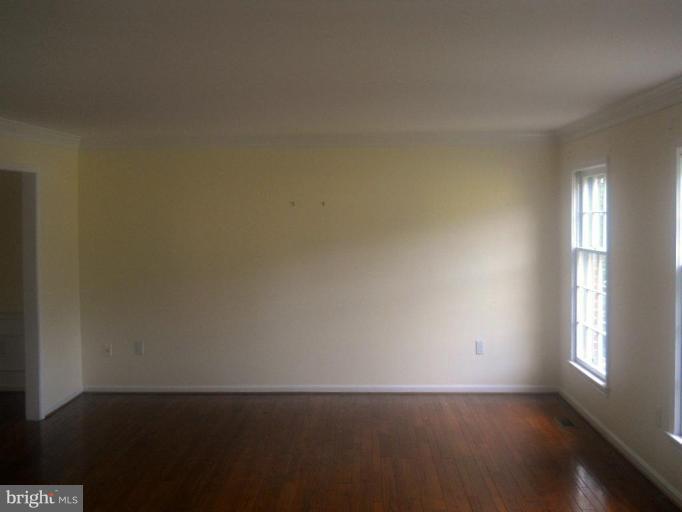 9019 Scott Street Springfield, VA 22153 - Photo 3 of 18 Living Room