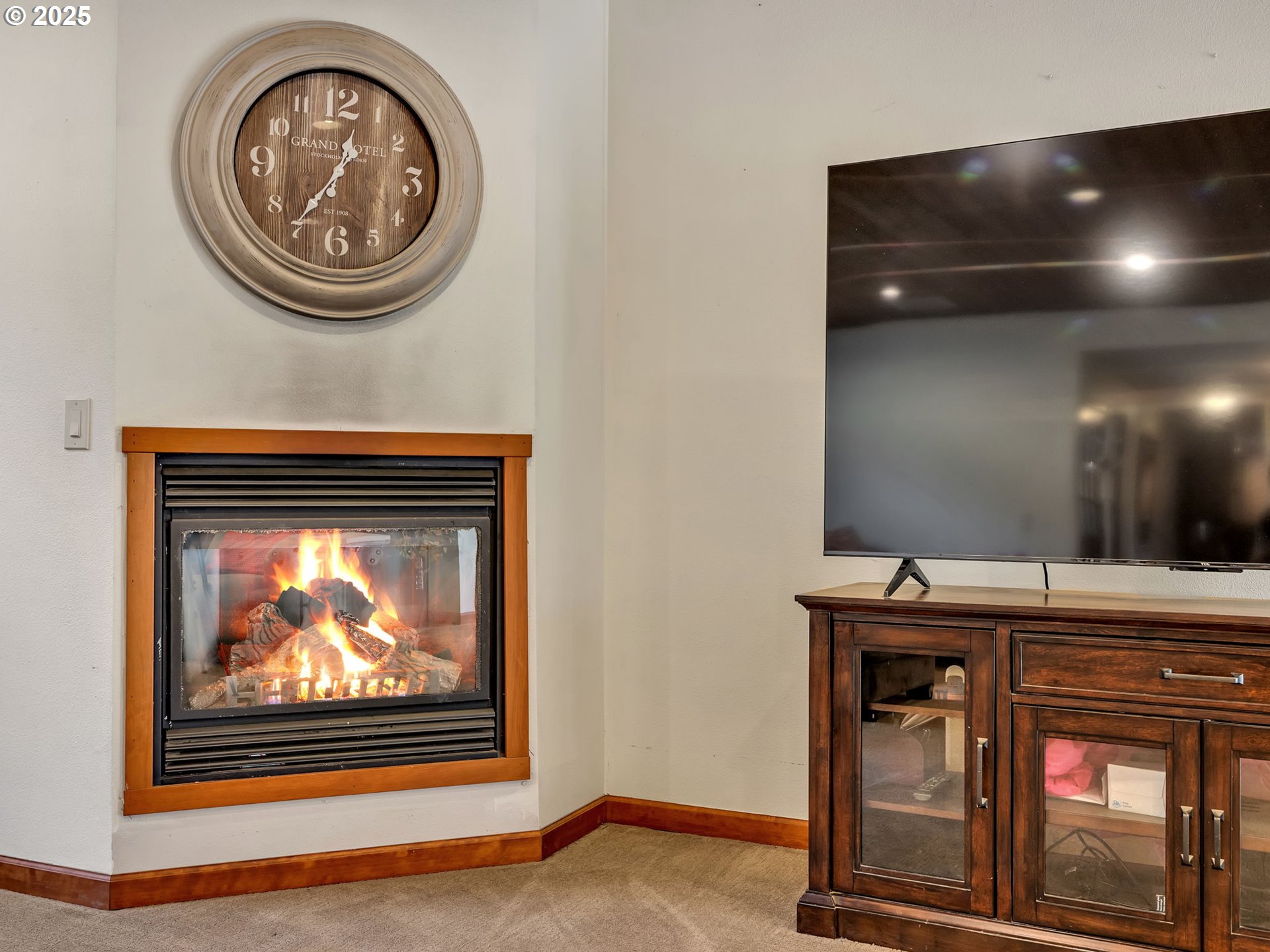 42274 Ziak-Gnat Creek Road Astoria, OR 97103 - Photo 8 of 48 a view of a hallway with entryway