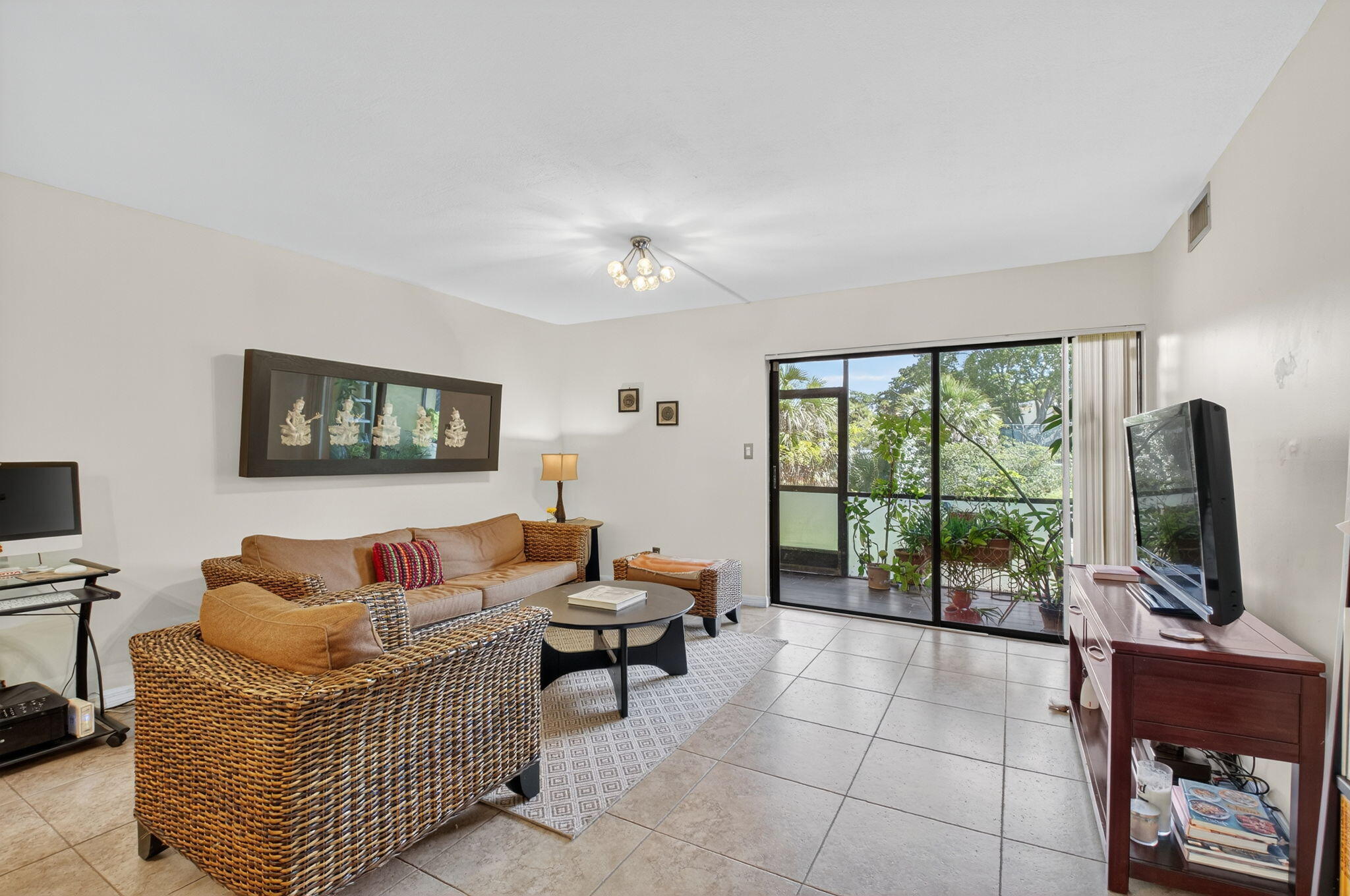 900 Southwest 9th St Circle, Unit 102 Boca Raton, FL 33486 - Photo 4 of 16 Living Room