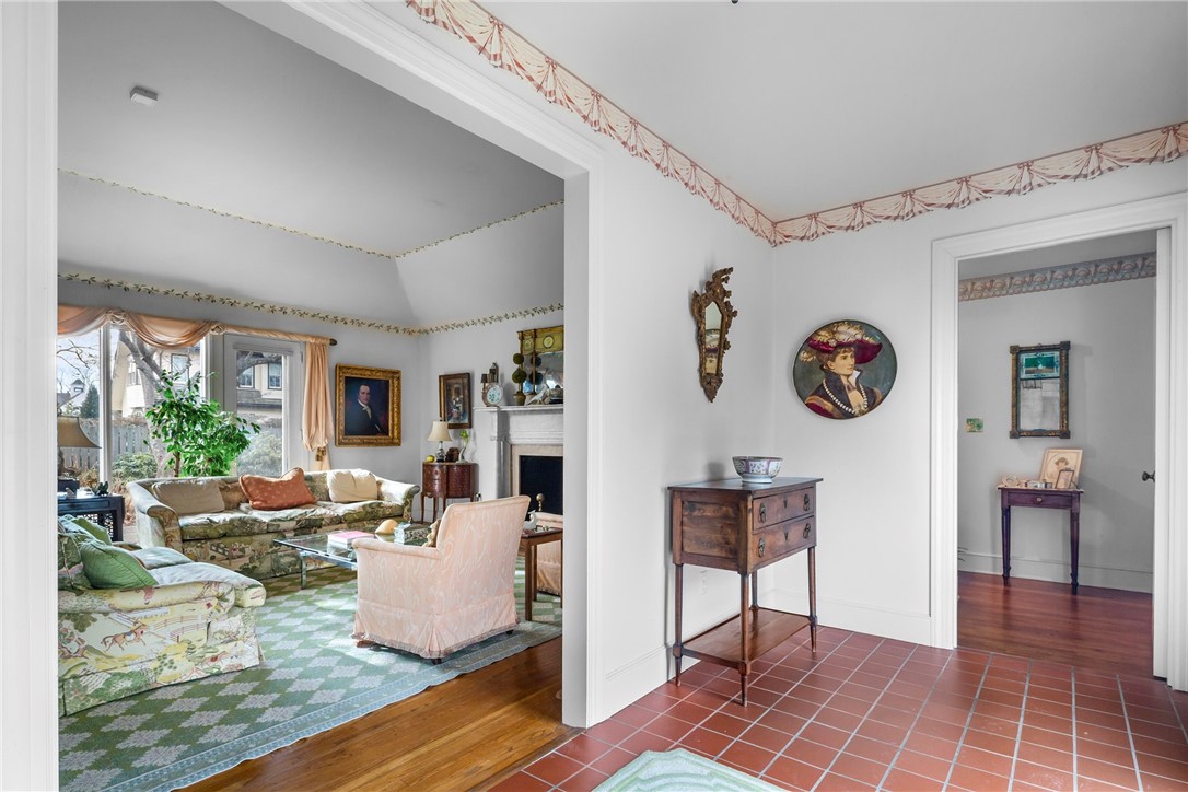 18 Ledge Road Newport, RI 02840 - Photo 10 of 32 Into Living Room
