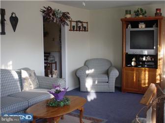 128 Georgia Road Pennsville, NJ 08070 - Photo 2 of 12 Living Room