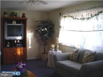 128 Georgia Road Pennsville, NJ 08070 - Photo 3 of 12 Living Room