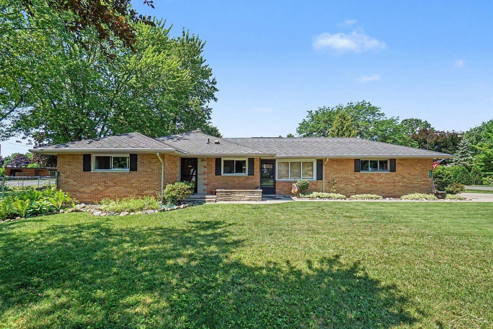 1609 North Center Road Saginaw, MI 48638 - Photo 3 of 28 Gallery Image 3