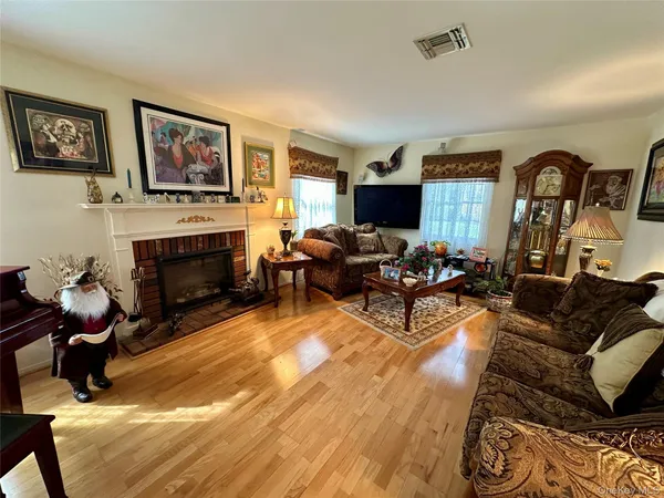 $850,000 | 46 Wilmont Turn, Coram, NY 11727