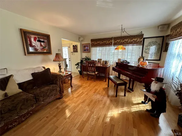 $850,000 | 46 Wilmont Turn, Coram, NY 11727