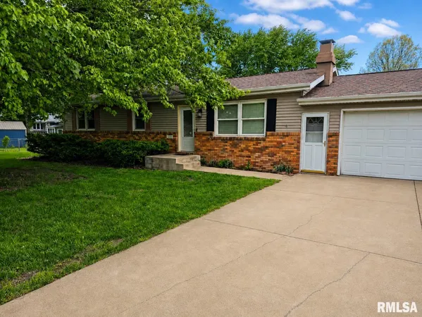 $284,900 | 701 Somerset Drive, Germantown Hills, IL 61548