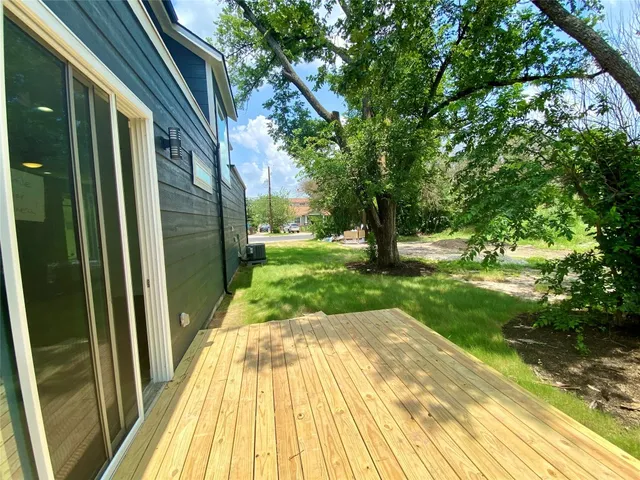 a view of backyard with garden