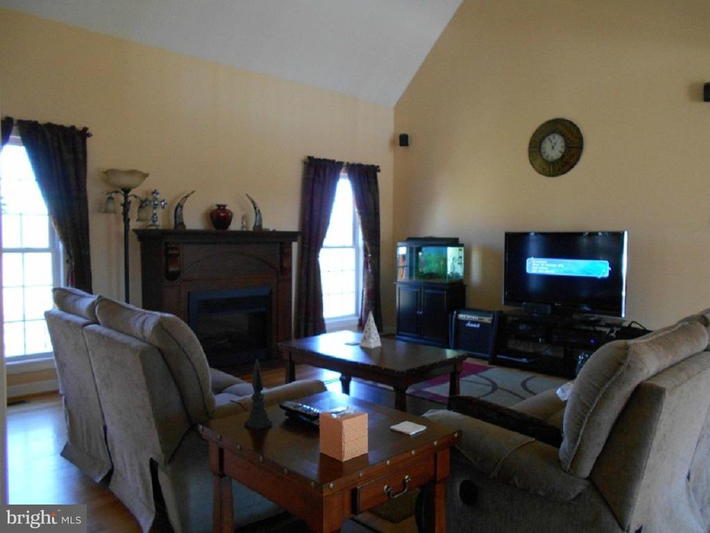 152 Buckhorn Road Middletown, VA 22645 - Photo 3 of 30 Living Room