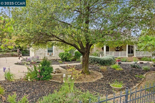 a view of a backyard with garden