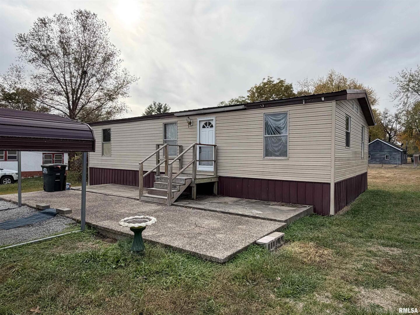 a view of a house with backyard