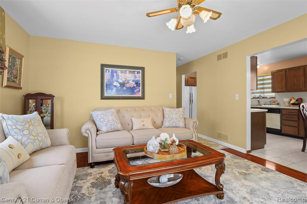 5296 Chase Road Dearborn, MI 48126 - Photo 3 of 36