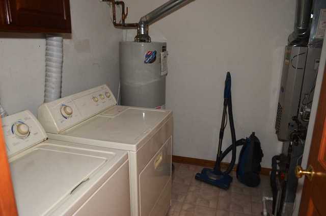 2548 Congress Avenue Aurora, IL 60503 - Photo 18 of 22 a utility room with dryer and washer