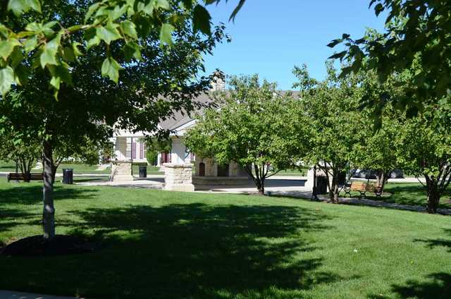 2548 Congress Avenue Aurora, IL 60503 - Photo 22 of 22 a garden view with a sitting space