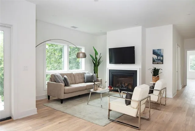 $7,800 | 8 Boulevard West, Unit PH2, Pelham, NY 10803