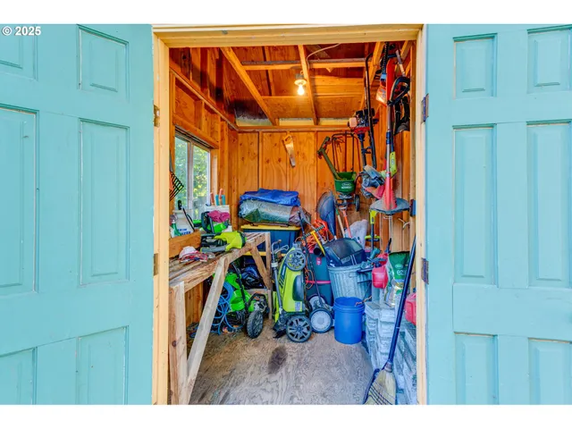 a view of yard with green space