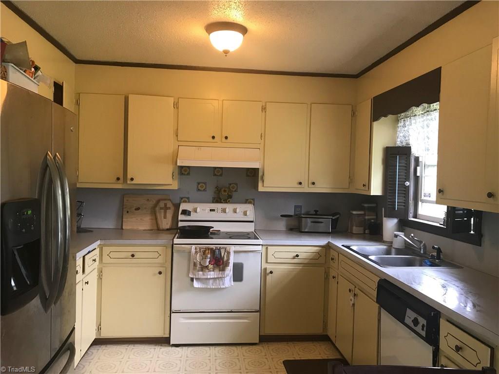 226 Roy Lopp Road Lexington, NC 27292 - Photo 4 of 18 Cozy Eat-In Kitchen