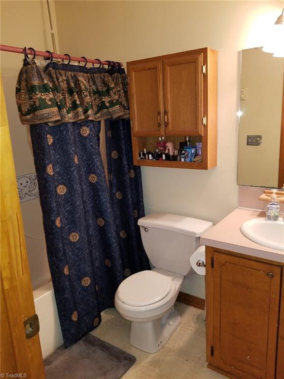 226 Roy Lopp Road Lexington, NC 27292 - Photo 10 of 18 Full Hallway Bathroom