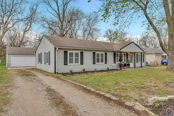 $172,500 | 3453 Southwest Westview Avenue, Topeka, KS 66611