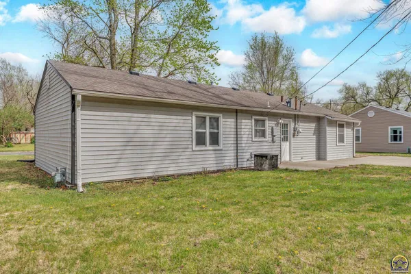 $172,500 | 3453 Southwest Westview Avenue, Topeka, KS 66611