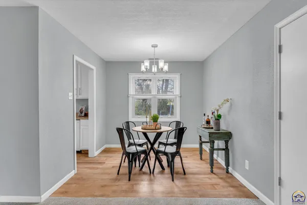 $172,500 | 3453 Southwest Westview Avenue, Topeka, KS 66611