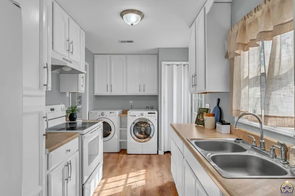 $172,500 | 3453 Southwest Westview Avenue, Topeka, KS 66611