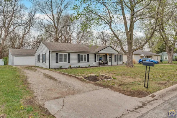 $172,500 | 3453 Southwest Westview Avenue, Topeka, KS 66611