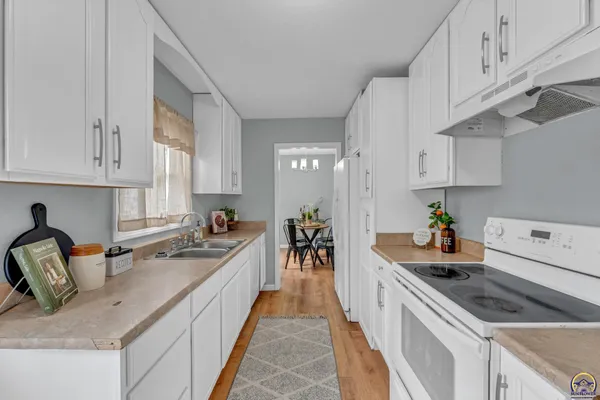 $172,500 | 3453 Southwest Westview Avenue, Topeka, KS 66611