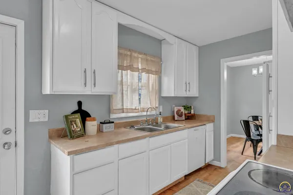 $172,500 | 3453 Southwest Westview Avenue, Topeka, KS 66611