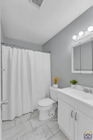 $172,500 | 3453 Southwest Westview Avenue, Topeka, KS 66611