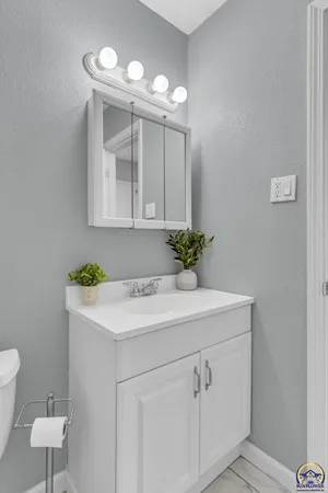 $172,500 | 3453 Southwest Westview Avenue, Topeka, KS 66611