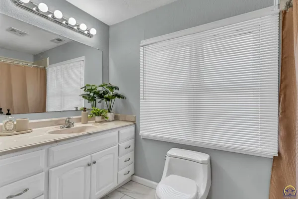 $172,500 | 3453 Southwest Westview Avenue, Topeka, KS 66611